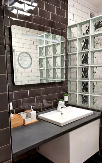 Komplett saniertes Bad mit ansprechendem Fliesenspiegel im Ferienappartements Marcali