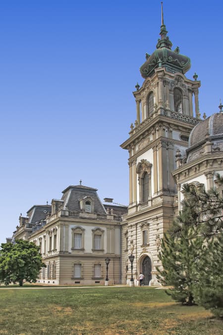 Seitenblick auf Haupttor des Barockschlosses der Adelsfamilie Festetic in Keszthely