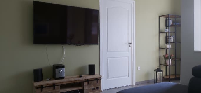 Sicht auf TV-Sideboard und Eingangstür des Wohnbereiches im Ferienappartements Marcali